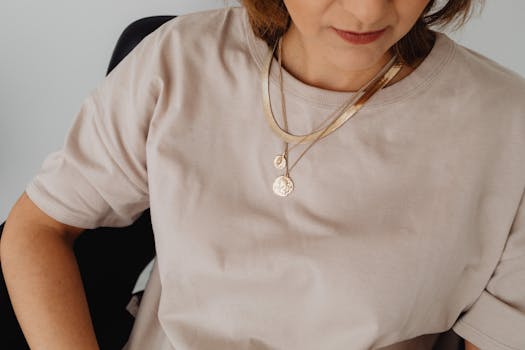 Moderné šperky: Odhaľte svoj štýl s minimalizmom a farbami