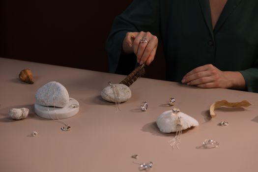 Moderné Šperky: Trendy Materiály, Udržateľnosť a Estetika